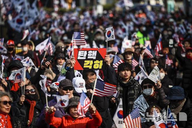 [서울=뉴시스] 정병혁 기자 = 윤석열 대통령 탄핵 심판 선고를 앞둔 4일 서울 용산구 한남동 대통령 관저 앞에서 탄핵 반대 집회 참가자들이 구호를 외치고 있다. 2025.04.04. jhope@newsis.com