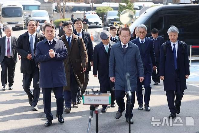 [서울=뉴시스] 사진공동취재단 = 윤석열 대통령의 탄핵심판 선고일인 4일 서울 종로구 헌법재판소에서 국회 탄핵소추 대리인단 공동대표인 김이수 변호사 등이 심판정으로 들어서고 있다. 2025.04.04. photo@newsis.com