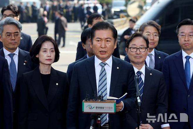 [서울=뉴시스] 사진공동취재단 = 윤석열 대통령의 탄핵심판 선고일인 4일 서울 종로구 헌법재판소에서 국회 탄핵소추위원장인 정청래 법제사법위원장 등이 심판정으로 들어서기 앞서 발언하고 있다. 2025.04.04. photo@newsis.com