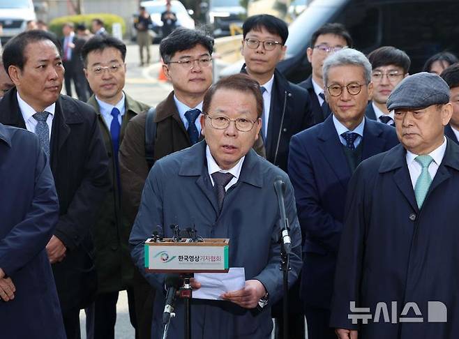 [서울=뉴시스] 사진공동취재단 = 윤석열 대통령의 탄핵심판 선고일인 4일 서울 종로구 헌법재판소에서 국회 탄핵소추 대리인단 공동대표인 김이수 변호사 등이 심판정으로 들어서기 앞서 발언하고 있다. 2025.04.04. photo@newsis.com