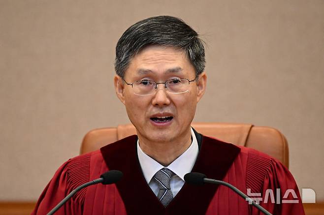 [서울=뉴시스] 사진공동취재단 = 문형배 헌법재판소장 직무대행이 4일 오전 서울 종로구 헌법재판소 대심판정에서 윤석열 대통령 탄핵심판 인용 결정문을 낭독하고 있다. 2025.04.04. photo@newsis.com
