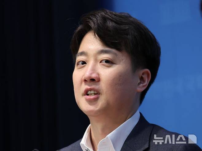 [서울=뉴시스] 조성우 기자 = 이준석 개혁신당 의원이 11일 오후 서울 여의도 국회 소통관에서 고위공직자범죄수사처(공수처) 설치 및 운영에 관한 법률 폐지안 발의 기자회견을 하고 있다. 2025.03.11. xconfind@newsis.com