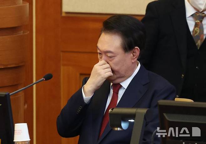 [서울=뉴시스] 사진공동취재단 = 윤석열 대통령이 21일 서울 종로구 헌법재판소에서 열린 탄핵심판 3차 변론기일에 출석해 있다. 2025.01.21. photo@newsis.com