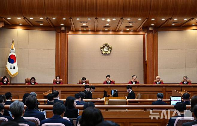 [서울=뉴시스] 사진공동취재단 = 문형배 헌법재판소장 권한대행이 4일 서울 종로구 헌법재판소에서 열린 윤석열 대통령의 탄핵심판 선고기일에 참석해 있다. 헌재는 이날 오전 11시 22분 재판관 전원 의견 일치로 "피청구인 대통령 윤석열을 파면한다"고 밝혔다. 2025.04.04. photo@newsis.com