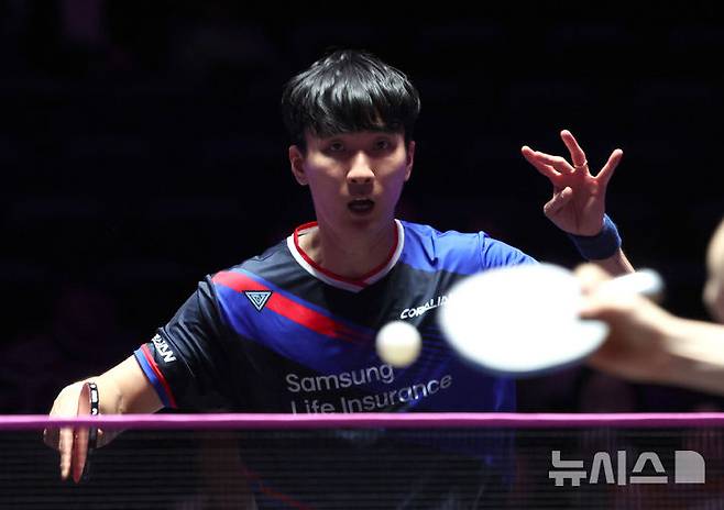 [인천=뉴시스] 전진환 기자 = 1일 인천 중구 인스파이어 아레나에서 열린 WTT(월드테이블테니스) 챔피언스 인천 2025 대회 32강 경기에서 이상수(대한민국)이 펠릭스 르브룅(프랑스)를 상대로 경기를 펼치고 있다. 2025.04.01. amin2@newsis.com