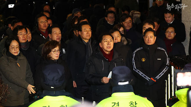 지난 1월 15일 오전 공수처가 내란 수괴 피의자 윤석열의 2차 체포영장 집행에 나선 가운데 김기현, 나경원 의원을 비롯한 국민의힘 의원들이 서울 용산구 한남동 대통령 관저 앞에 모여 체포 반대 입장을 밝히고 있다. (사진 출처 : 연합뉴스)