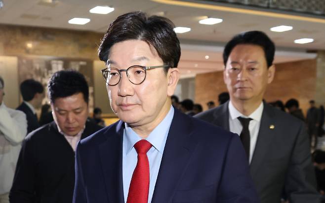 국민의힘 권성동 원내대표가 4일 서울 여의도 국회에서 비상 의원총회에 참석하고 있다. 연합뉴스