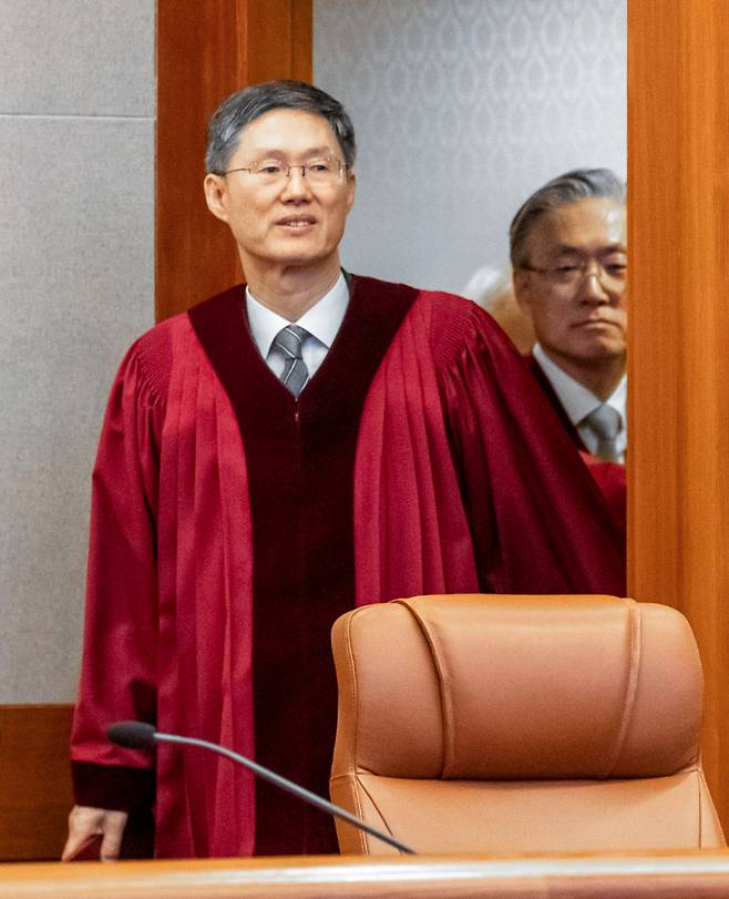 윤 대통령 탄핵 선고, 입장하는 문형배 권한대행     (서울=연합뉴스) 문형배 헌법재판소장 권한대행이 4일 서울 종로구 헌법재판소 대심판정에서 열린 윤석열 대통령 탄핵심판 선고에 입장하고 있다. 2025.4.4 [사진공동취재단]     photo@yna.co.kr (끝)   <저작권자(c) 연합뉴스, 무단 전재-재배포, AI 학습 및 활용 금지> 연합뉴스