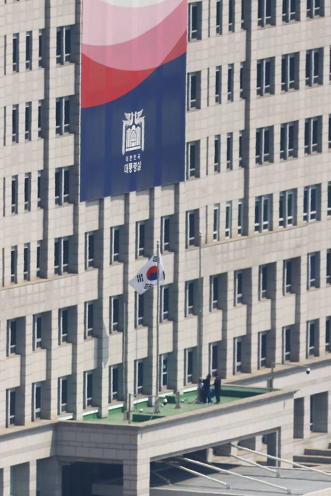 4일 헌법재판소의 윤석열 대통령에 대한 헌법재판소의 파면 선고가 내려지기 전 용산 대통령실에 봉황기가 게양돼 있다. 파면 선고 이후 대통령실 관계자들 봉황기를 내리고 있다. 사진공동취재단