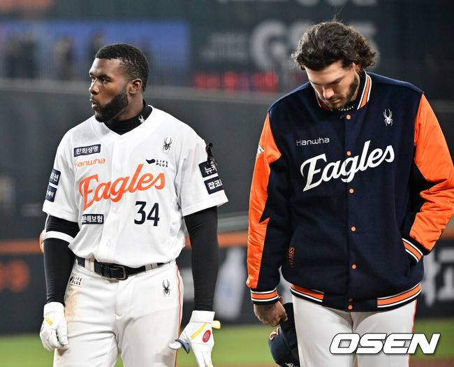 [OSEN=대전, 민경훈 기자] 3일 오후 대전한화생명볼파크에서 ‘2025 신한 SOL Bank KBO리그’ 한화 이글스와 롯데 자이언츠의 경기가 열렸다.이 경기에서 롯데는 한화에 4-2로 승리했다. 롯데 레이예스가 8회 결승 2루타 포함 3안타 맹타를 휘둘렀고, 2년차 유격수 이호준이 2루타와 3루타로 멀티 장타를 치며 스타 탄생을 알렸다.&nbsp;경기를 마치고 한화 플로리얼과 폰세가 아쉬워하고 있다. 2025.04.03 / rumi@osen.co.kr