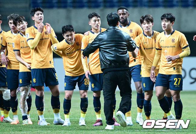 [OSEN=광주, 김성락 기자] 기적의 극장골이 터진 광주FC가 K리그의 마지막 자존심을 지켰다.&nbsp;광주FC는 12일 광주월드컵경기장에서 개최된 ‘2025 아시아챔피언스리그엘리트 16강 2차전’에서 비셀고베를 3-0으로 이겼다. 지난 5일 고베원정에서 0-2로 패했던 광주는 합산 스코어 3-2로 뒤집으며 8강 진출을 확정지었다. &nbsp;경기 종료 광주 이정효 감독과 선수들이 기쁨을 나누고 있다. 2025.03.12 / ksl0919@osen.co.kr