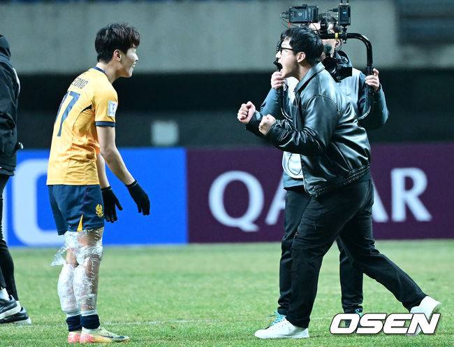 [OSEN=광주, 김성락 기자] 기적의 극장골이 터진 광주FC가 K리그의 마지막 자존심을 지켰다.&nbsp;광주FC는 12일 광주월드컵경기장에서 개최된 ‘2025 아시아챔피언스리그엘리트 16강 2차전’에서 비셀고베를 3-0으로 이겼다. 지난 5일 고베원정에서 0-2로 패했던 광주는 합산 스코어 3-2로 뒤집으며 8강 진출을 확정지었다. &nbsp;경기 종료 광주 이정효 감독, 오후성이 기쁨을 나누고 있다. 2025.03.12 / ksl0919@osen.co.kr