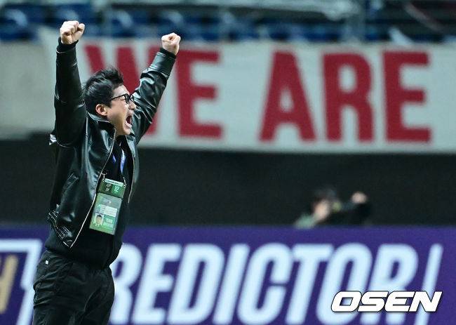 [OSEN=광주, 김성락 기자] 기적의 극장골이 터진 광주FC가 K리그의 마지막 자존심을 지켰다.&nbsp;광주FC는 12일 광주월드컵경기장에서 개최된 ‘2025 아시아챔피언스리그엘리트 16강 2차전’에서 비셀고베를 3-0으로 이겼다. 지난 5일 고베원정에서 0-2로 패했던 광주는 합산 스코어 3-2로 뒤집으며 8강 진출을 확정지었다. &nbsp;승리가 확정된 순간 광주 이정효 감독이 기뻐하고 있다. 2025.03.12 / ksl0919@osen.co.kr