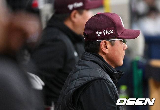 [OSEN=고척, 이대선 기자] 30일 오후 서울 고척스카이돔에서 2025 신한 SOL Bank KBO리그 키움 히어로즈와 SSG 랜더스의 경기가 열렸다.키움은 박윤하, SSG은 문승원을 선발 투수로 내세웠다.8회초 키움 홍원기 감독이 그라운드를 바라보고 있다. 2025.03.30