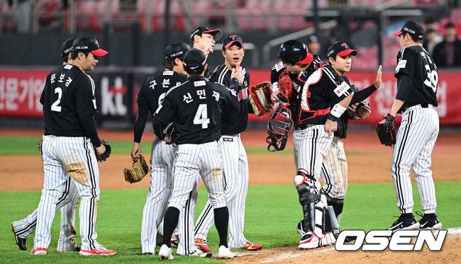 [OSEN=수원, 최규한 기자] 프로야구 LG 트윈스가 KT 위즈를 꺾고 전날 패배를 설욕했다.&nbsp;LG는&nbsp;3일 수원&nbsp;KT위즈파크에서 열린 2025 KBO리그 KT와 경기에서 5-1로 승리했다. LG는 8승 1패로 단독 1위를 질주했다.&nbsp;LG 오스틴은 구단 역대 타이 기록인 4경기 연속 홈런을 터뜨리며 홈런 공동 1위로 올라섰다. 김현수가 8회 대타로 출장해 2타점 적시타를 터뜨렸다.&nbsp;LG 선발 임찬규는 5⅔이닝 7피안타 3볼넷 5탈삼진 1실점으로 승리, 시즌 2승째를 기록했다.&nbsp;&nbsp;경기를 마치고 승리한 LG 선수들이 하이파이브를 나누고 있다. 2025.04.03 / dreamer@osen.co.kr