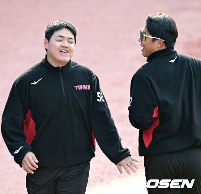 [OSEN=수원, 최규한 기자] 3일 오후 경기도 수원 KT위즈파크에서 ‘2025 신한 SOL Bank KBO리그’ KT 위즈와 LG 트윈스의 경기가 열린다.홈팀 KT는 헤이수스, 방문팀 LG는 임찬규를 선발로 내세운다.LG 장현식이 1군에 합류해 이지강과 함께 훈련을 펼치고 있다. 2025.04.03 / dreamer@osen.co.kr