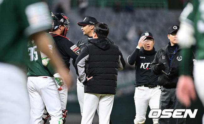 [OSEN=인천, 최규한 기자] 4일 오후 인천 SSG랜더스필드에서 ‘2025 신한 SOL Bank KBO리그’ SSG 랜더스와 KT 위즈의 경기가 열렸다.홈팀 SSG은 김광현, 방문팀 KT는 윌리엄 쿠에바스를 선발로 내세웠다.3회말 무사 2루 상황 SSG 에레디아가 KT 선발 쿠에바스와 신경전을 벌인 끝에 볼넷을 얻어냈다. 이후 쿠에바스가 에레디아에게 다가가자 양 팀 선수들이 그라운드로 나오며 벤치 클리어링이 발발했다. 쿠에바스를 말리는 포수 장성우. 2025.04.04 / dreamer@osen.co.kr