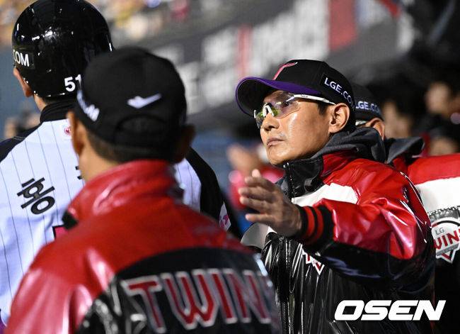 [OSEN=잠실, 이대선 기자] 4일 오후 서울 잠실야구장에서 2025 신한 SOL Bank KBO리그 LG 트윈스와 KIA 타이거즈의 경기가 열렸다.LG는 송승기, KIA는 양현종을 선발 투수로 내세웠다.7회말 무사 만루에서 LG 문보경의 우전 2타점 적시 2루타 때 홈을 밟은 홍창기가 염경엽 감독의 축하를 받고 있다. 2025.04.04 /sunday@osen.co.kr