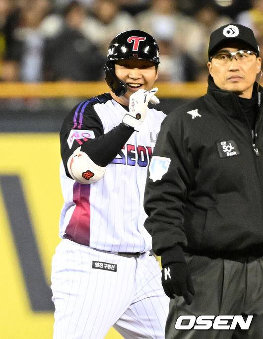 [OSEN=잠실, 이대선 기자] 4일 오후 서울 잠실야구장에서 2025 신한 SOL Bank KBO리그 LG 트윈스와 KIA 타이거즈의 경기가 열렸다.LG는 송승기, KIA는 양현종을 선발 투수로 내세웠다.7회말 무사 만루에서 LG 문보경이 우전 2타점 적시 2루타를 치고 환호하고 있다. 2025.04.04 /sunday@osen.co.kr