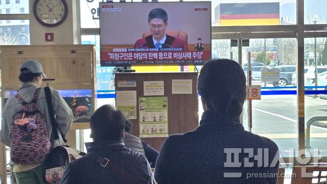 ▲충남 보령시시외버스터미널에서 시민들이 헌법재판소의 윤석열 대통령 탄핵 선고를 시청하고 있다. ⓒ프레시안(이상원)