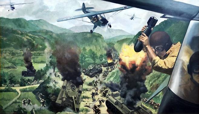 6·25 전쟁 초반 전투기가 한 대도 없었던 한국 공군은 그림과 같이 L-4 연락기 뒷좌석 조종사가 손으로&nbsp;폭탄을 들어 적진의 표적을 향해 던지는 식으로 전투&nbsp;임무를 수행했다. 전쟁기념관 소장 6·25 전쟁 기록화