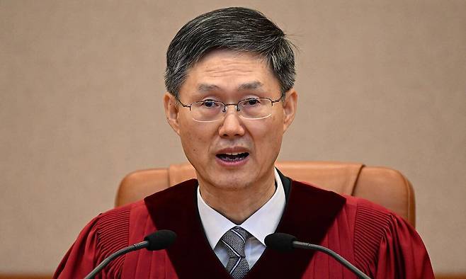문형배 헌법재판소장 권한대행이 4일 서울 종로구 헌법재판소 대심판정에서 윤석열 대통령 탄핵심판 인용 결정문을 낭독하고 있다. 사진공동취재단