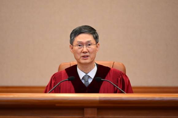 윤 대통령 탄핵심판 선고 입장한 문형배 헌법재판소장 권한대행 - 문형배 헌법재판소장 권한대행이 4일 서울 종로구 헌법재판소 대심판정에서 열린 윤석열 대통령 탄핵심판 선고에 입장해 있다. 연합뉴스