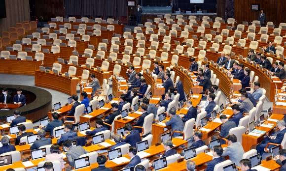 4일 오후 서울 여의도 국회에서 제424회국회(임시회) 제1차 본회의에 최상목 경제부총리 겸 기획재정부 장관 탄핵안 법제사법위원회로의 회부 동의의 건이 상정된 가운데 국민의힘 의원들이 불참, 자리가 비어 있다. 뉴스1