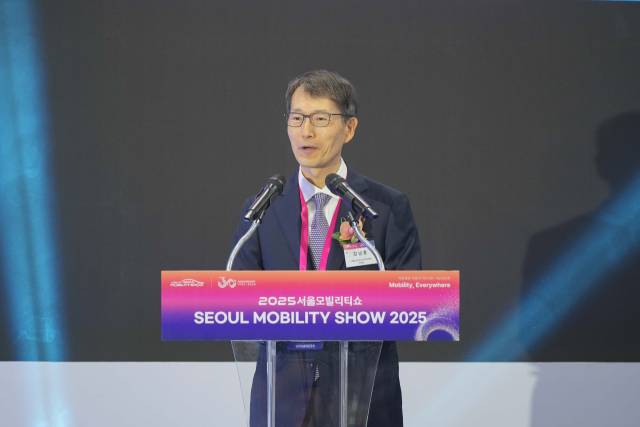 강남훈 서울모빌리티쇼조직위원회 위원장이 4일부터 경기 고양 킨텍스 제1전시장에서 진행되는 ‘2025서울모빌리티쇼’에서 개막사를 하고 있다. 사진 제공=서울모빌리티쇼조직위원회