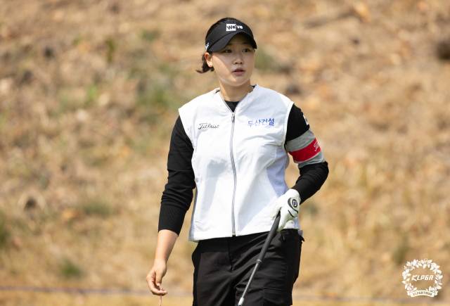 티샷 후 공을 바라보고 있는 김민솔. 사진 제공=KLPGA