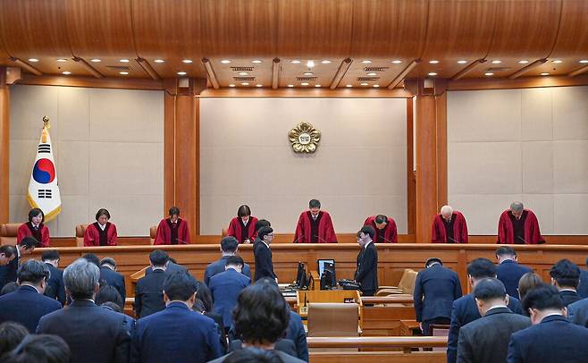 문형배 헌법재판소장 권한대행을 비롯한 헌법재판관 8인이 4일 서울 종로구 헌법재판소 대심판정에서 열린 윤석열 대통령 탄핵심판 선고를 위해 입장하고 있다. ⓒ연합뉴스