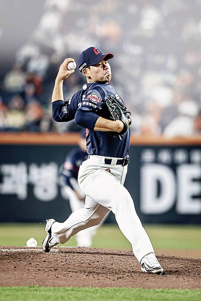 롯데 김진욱이 2일 대전 한화생명볼파크에서 열린 한화와의 경기에 선발 등판해 힘차게 공을 던지고 있다. 롯데 자이언츠 제공