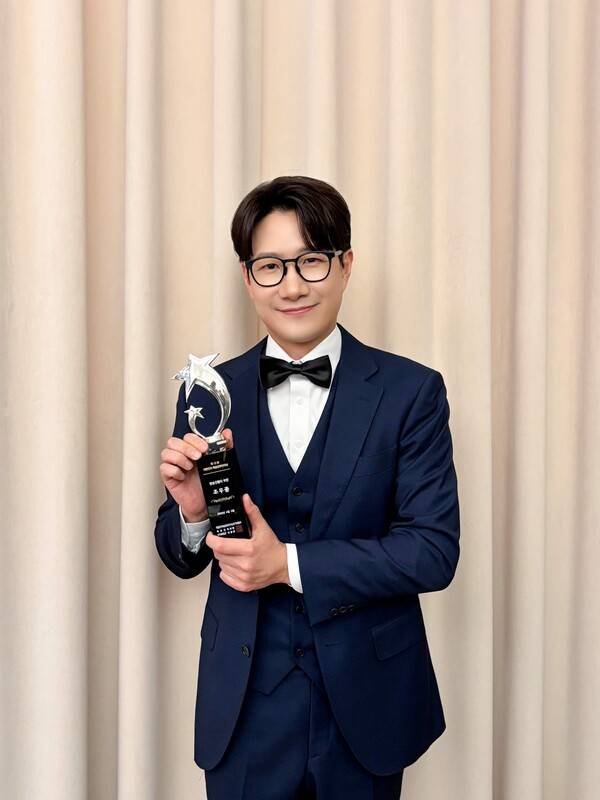 ▲ 지난 3일 제13회 대한민국 예술 문화인 대상 시상식'에서 방송진행자 부문을 수상한 조우종. 제공|FNC엔터테인먼트