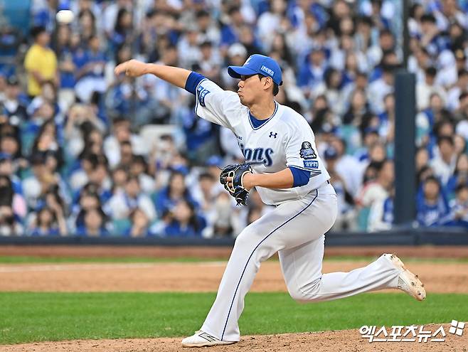 13일 오후 대구삼성라이온즈파크에서 열린 '2024 신한 SOL Bank KBO 포스트시즌' LG 트윈스와 삼성 라이온즈의 플레이오프 1차전 경기, 삼성이 선발 레예스의 호투와 구자욱-김영웅-디아즈의 홈런에 힘입어 LG에 10:4로 승리를 거뒀다.  9회초 2사 2루 삼성 김재윤이 공을 힘차게 던지고 있다. 엑스포츠뉴스 DB