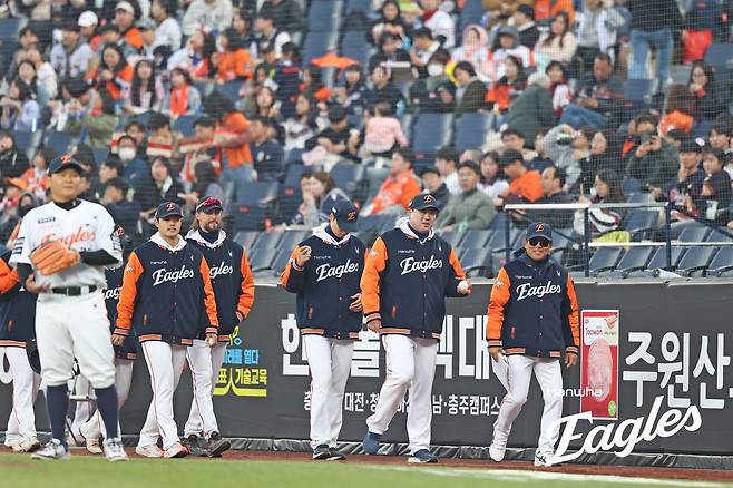 한화 이글스가 3일 대전 한화생명 볼파크에서 열린 2025 신한 SOL Bank KBO리그 롯데 자이언츠와의 팀 간 2차전에서 2-4로 졌다. 사진 한화 이글스