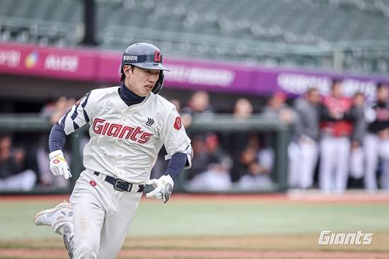 롯데 자이언츠 내야수 전민재가 4일 사직 두산전에 9번 타자 겸 3루수로 선발 출전해 친정과 첫 맞대결을 펼친다. 롯데 자이언츠