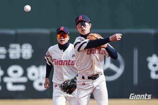 롯데 자이언츠 내야수 전민재가 4일 사직 두산전에 9번 타자 겸 3루수로 선발 출전해 친정과 첫 맞대결을 펼친다. 롯데 자이언츠