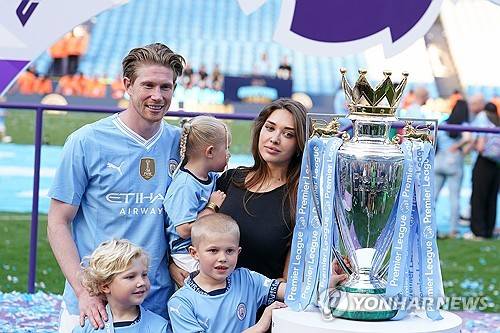 영국 공영방송 BBC는 4일(한국시간) 케빈 더브라위너가 이번 시즌이 끝나고 계약이 만료되면 맨체스터 시티를 떠나는 게 확정됐다고 보도했다. 2015년부터 맨시티에서 뛴 벨기에 미드필더 더브라위너는 지금까지 413경기에 출전해 106골 174도움을 기록했다. 맨시티 레전드인 더브라위너는 자신의 사회관계망서비스(SNS)를 통해 시즌이 끝나면 클럽을 떠날 생각이라고 팬들에게 발표했다. 연합뉴스