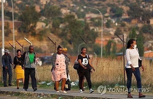 퇴근하는 레소토 공장 노동자들 [로이터 연합뉴스 자료사진. 재판매 및 DB 금지]