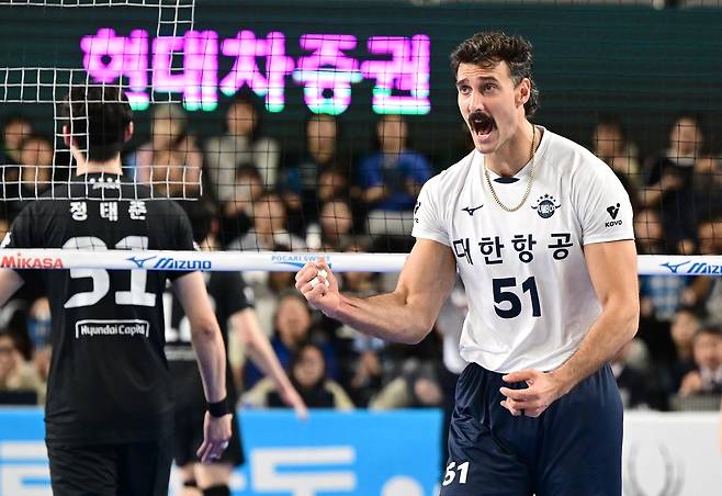 대한항공의 '서브 명인' 러셀 [한국배구연맹 제공. 재판매 및 DB 금지]