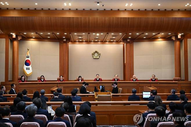윤석열 대통령 탄핵심판 선고 (서울=연합뉴스) 윤석열 대통령 탄핵심판 선고 기일인 4일 서울 종로구 헌법재판소 대심판정에 헌법재판관들이 입장해 있다. 2025.4.4 [사진공동취재단] photo@yna.co.kr