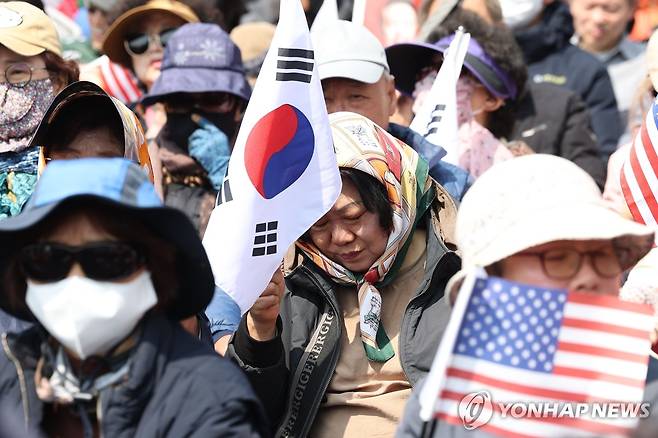 윤석열 파면 소식에 좌절하는 지지자들 (서울=연합뉴스) 황광모 기자 = 헌법재판소가 윤석열 대통령의 파면을 선고한 4일 서울 용산구 한남동 대통령 관저 인근에서 열린 대한민국바로세우기국민운동본부 탄핵반대 집회에서 한 지지자가 좌절하고 있다. 2025.4.4 hkmpooh@yna.co.kr