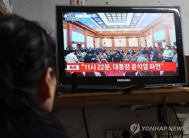 탄핵 심판 선고 지켜보는 시장 상인 (수원=연합뉴스) 홍기원 기자 = 4일 경기도 수원시 한 전통시장에서 상인이 헌법재판소의 윤석열 대통령 탄핵 심판 선고를 TV를 통해 지켜보고 있다. 2025.4.4 xanadu@yna.co.kr