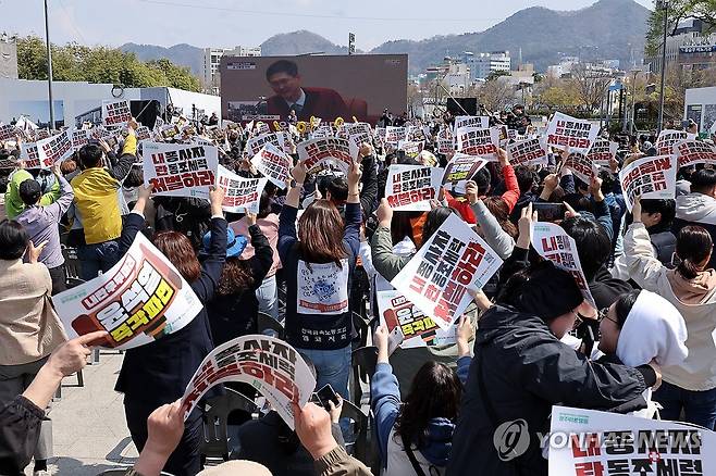 "드디어 파면이다!" (광주=연합뉴스) 김혜인 기자 = 헌법재판소가 윤석열 대통령 파면을 선고한 4일 오전 광주 동구 5·18민주광장에서 생방송으로 탄핵심판 선고를 지켜본 시민들이 기뻐하고 있다. 2025.4.4 in@yna.co.kr