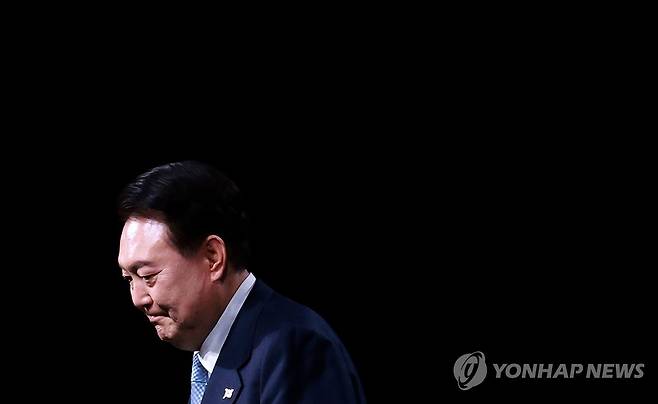 헌재, 윤석열 대통령 '파면' (서울=연합뉴스) 4일 헌법재판소가 윤석열 대통령 탄핵 사건에 대해 인용 선고를 했다. 탄핵 소추 111일, 변론 종결 38일 만이다.
    사진은 지난해 3월 3차 민주주의 정상회의 장관급 회의 개회식에 참석한 윤 전 대통령. 2025.4.4 [연합뉴스 자료사진] photo@yna.co.kr