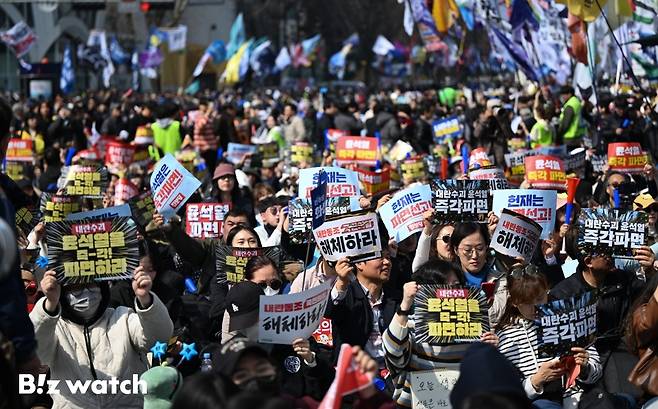 윤석열 대통령 탄핵심판 선고일인 4일 서울 종로구 인사동 거리에서 탄핵 찬성 집회 참가자들이 헌법재판소의 파면이 결정되자 환호성을 지르고 있다./사진=이명근 기자 qwe123@