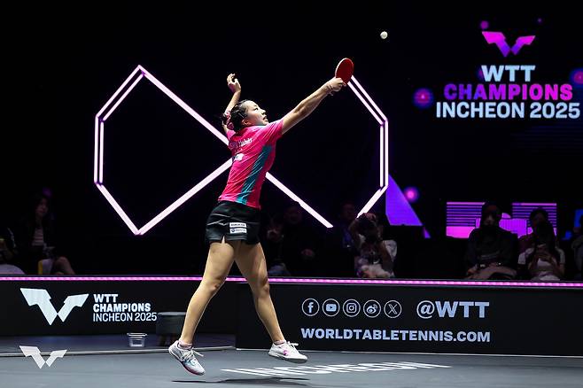 WTT 챔피언스 인천에서 공을 받아내고 있는 신유빈(대한탁구협회 제공)