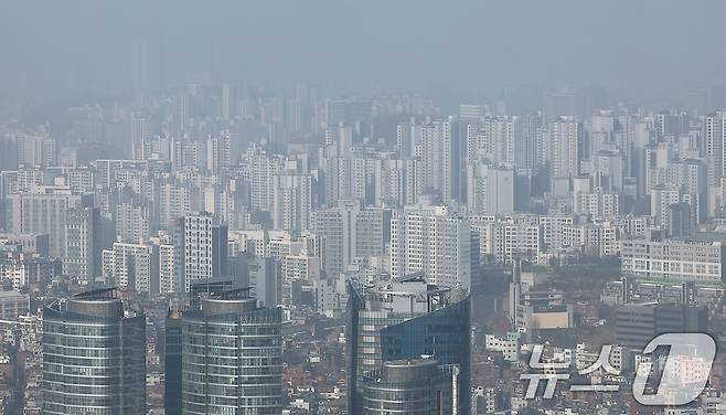 서울 남산에서 바라본 아파트 단지. 2025.3.13/뉴스1 ⓒ News1 김진환 기자