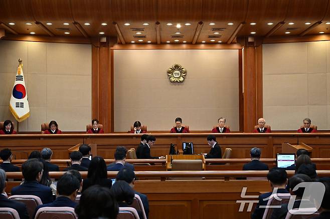 문형배 헌법재판소장 권한대행이 4일 오전 서울 종로구 헌법재판소 대심판정에서 윤석열 대통령 탄핵심판 인용 결정문을 낭독하고 있다. 이날 헌법재판소는 재판관 전원 일치 의견으로 윤 대통령 파면을 결정했다. 2025.4.4/뉴스1 ⓒ News1 사진공동취재단