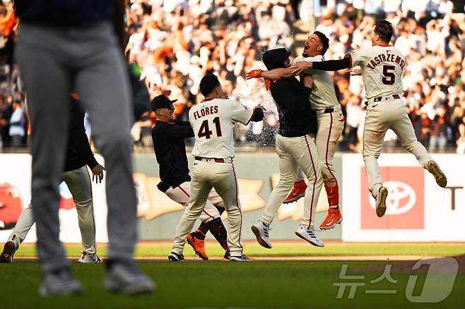 샌프란시스코 자이언츠는 5일(한국시간) 열린 시애틀 매리너스와의 2025 메이저리그 홈 경기에서 연장 11회말 터진 윌리 아다메스의 끝내기 안타에 힘입어 10-9로 이겼다. ⓒ AFP=뉴스1